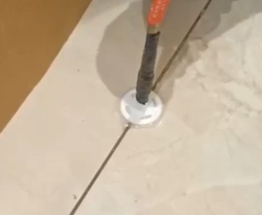 兴仁瓷砖空鼓维修公司专业解答瓷砖在铺贴过程中，如果没有涂抹均匀到位的粘结材料（如水泥砂浆或瓷砖胶），可能会导致以下问题