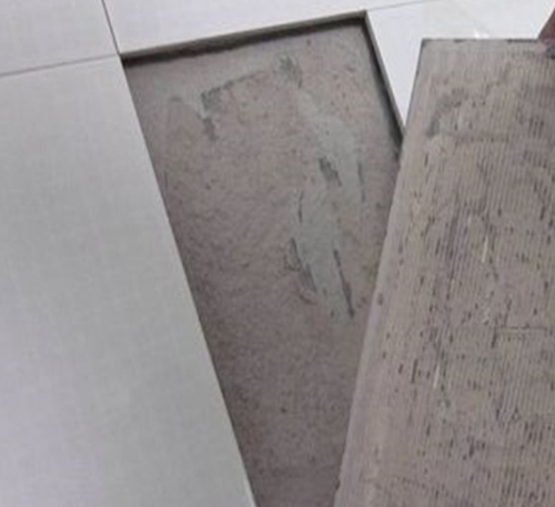兴仁瓷砖空鼓维修公司分享瓷砖铺贴时如果打浆（即涂抹在瓷砖背面和基层上的砂浆或瓷砖胶）过少，会带来以下问题